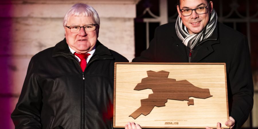 Der jurassische Regierungsrat Stéphane Theurillat (r.) übergibt am Mittwoch Moutiers Stadtpräsidenten Marcel Winistoerfer (l.) eine Karte des Kantons Jura aus Holz, welche die Stadt ...