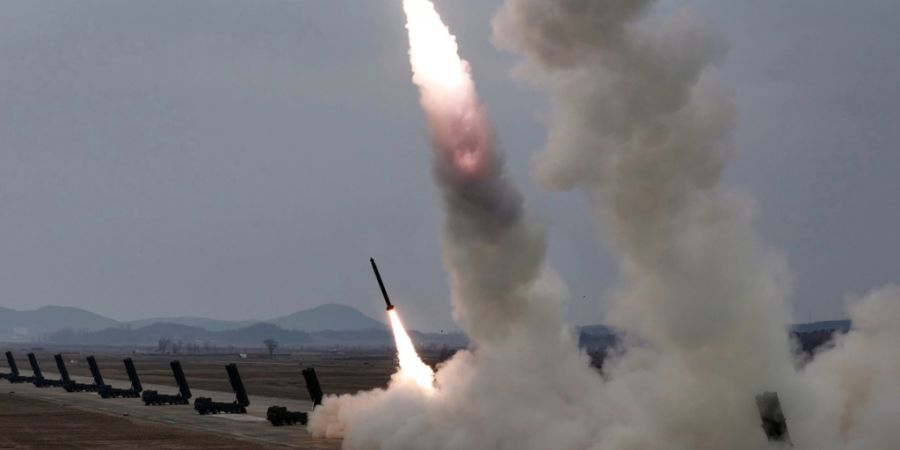 ARCHIV - Die von der staatlichen nordkoreanischen Nachrichtenagentur KCNA am 14.03.2026 zur Verfügung gestellte Aufnahme zeigt nach Angaben von KCNA einen Testabschuss mehrerer Raketen...