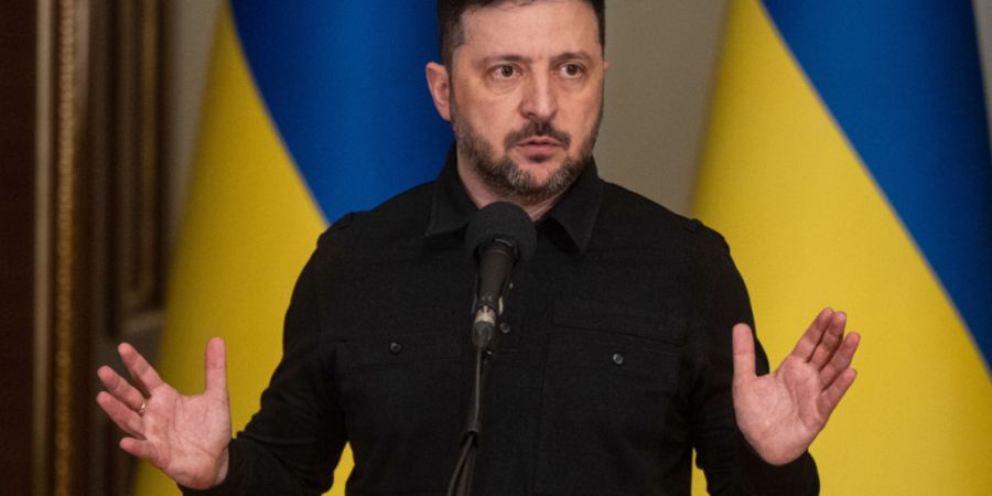 ARCHIV - Wolodymyr Selenskyj, Präsident der Ukraine, spricht während eines Briefings. Foto: Danylo Antoniuk/AP/dpa