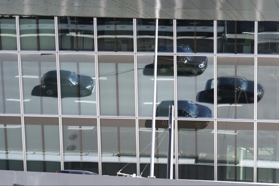 Einerseits gibt es immer mehr Fahrzeuge, andererseits werden diese immer wie älter (Durchschnitt rund 11 Jahre). Ältere Autos müssten öfters zum MFK.