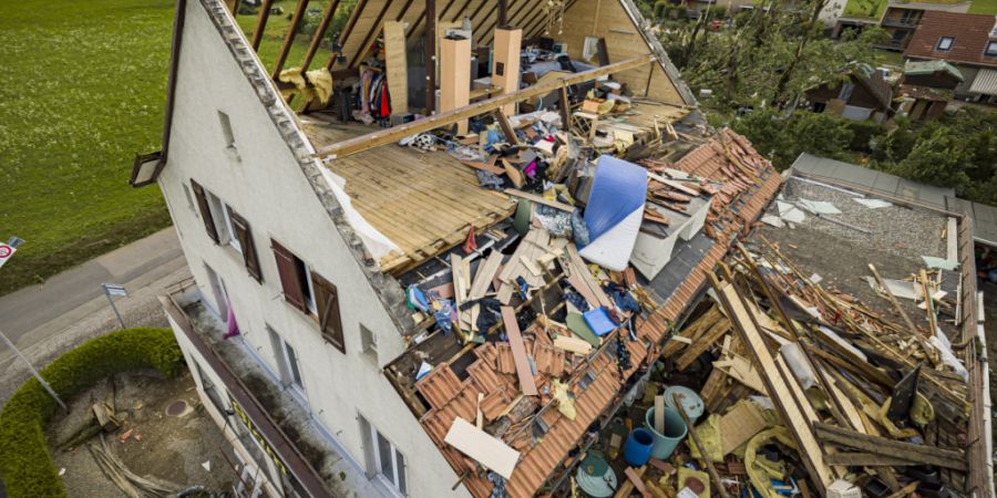 Der Sturm riss unzählige Hausdächer ab. (Archivbild)