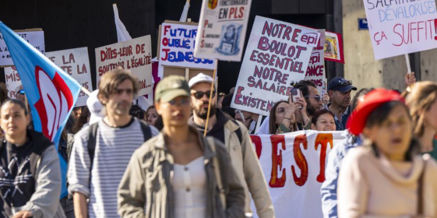 Die Beschäftigten des Genfer öffentlichen Dienstes sind am Donnerstag erneut auf die Strasse gegangen, um gegen die Sparmassnahmen zu protestieren, die die Regierung durchsetzen will.