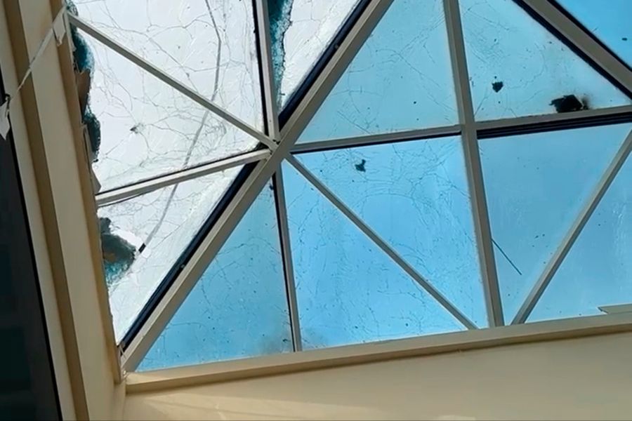 Auch Fensterscheiben wurden zerstört.