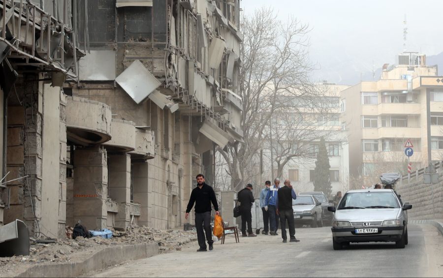 Nach den Angriffen auf den Iran stellen sich nun die Fragen, ob das Mullah-Regime vor dem Ende steht und wer Ali Chameneis Nachfolger sein könnte.