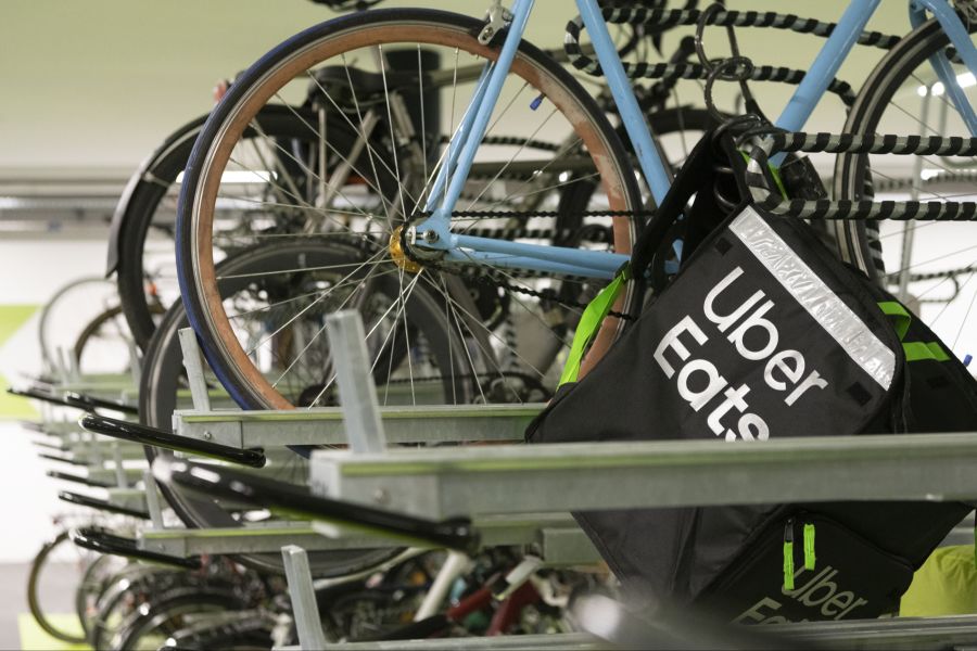 Uber hat nach einem Gerichtsurteil 2022 sein Geschäftsmodell angepasst.