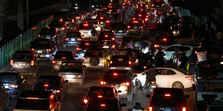 Autos stehen im Verkehr, während Bewohner vor israelischen Luftangriffen in Dahieh, einem südlichen Vorort von Beirut, fliehen. Foto: Bilal Hussein/AP/dpa