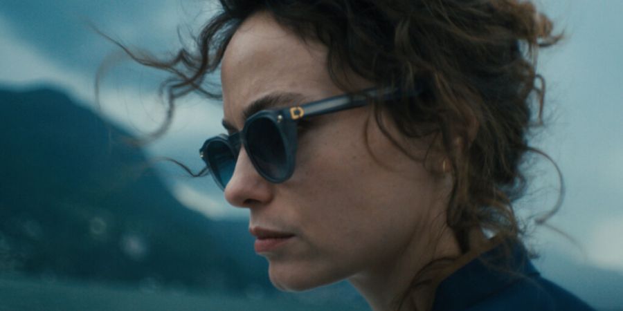 Die italienische Schauspielerin Gaia Messerklinger überzeugt als Investigativjournalistin Anna, die wegen neuer Erkenntnisse zum Tod ihres Vaters eine heikle Recherche beginnt.