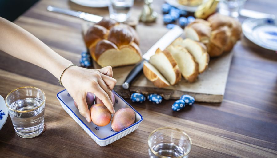 Zu Ostern steigt das Eiergeschäft erneut an. Maurer plädiert gegenüber dem Magazin der Stiftung «Pro Tier» daher für ein Konsum-Umdenken.