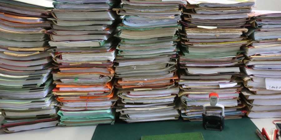 Mit einer geplanten Digitalisierungsplattform sollen die Aktenberge in der Justiz künftig deutlich reduziert werden. (Symbolbild)