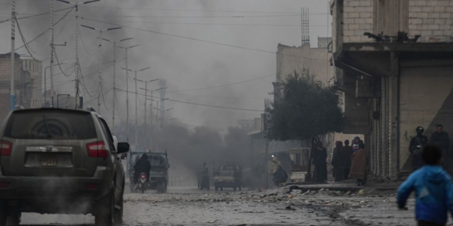 Ein Junge geht durch eine Straße nach der Einnahme durch die syrische Armee. Foto: Moawia Atrash/dpa