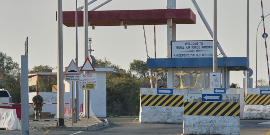 dpatopbilder - Ein britischer Soldat steht am Haupttor des britischen RAF-Stützpunkts Akrotiri Wache, nachdem dieser am frühen Morgen von einem mutmaßlichen Drohnenangriff getroffen ...