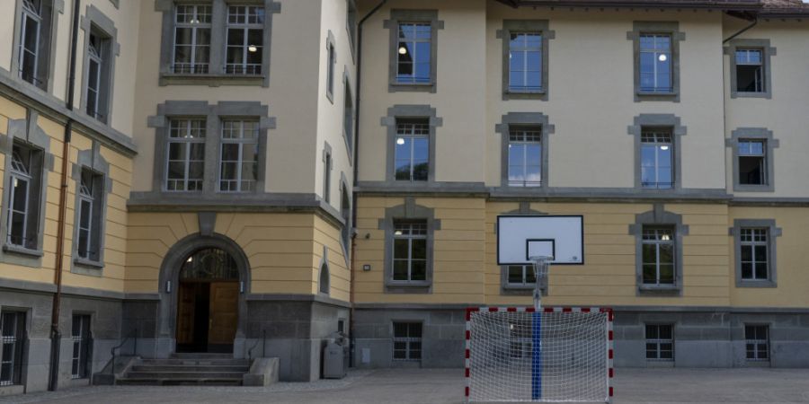 Die Sanierung denkmalgeschützter Schulhäuser soll für Gemeinden einfacher werden. (Symbolbild)