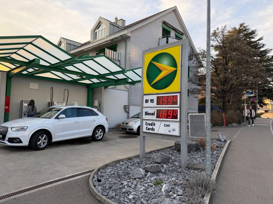Die Benzinpreise am Dienstagabend an der Agrola-Tankstelle in Herrliberg ZH.