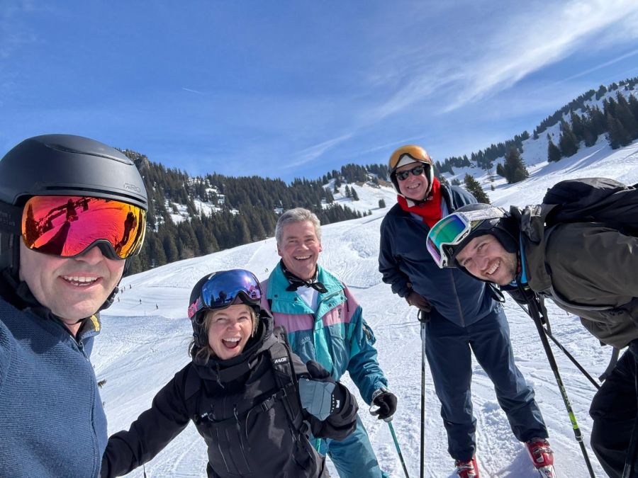 Matthias Aebischer (SP), Monique Iseli (SP), Ueli Jaisli (SVP), Alexander Feuz (SVP) und Lukas Schnyder (SP) genossen kürzlich einen Ski-Tag in Saanenmöser.