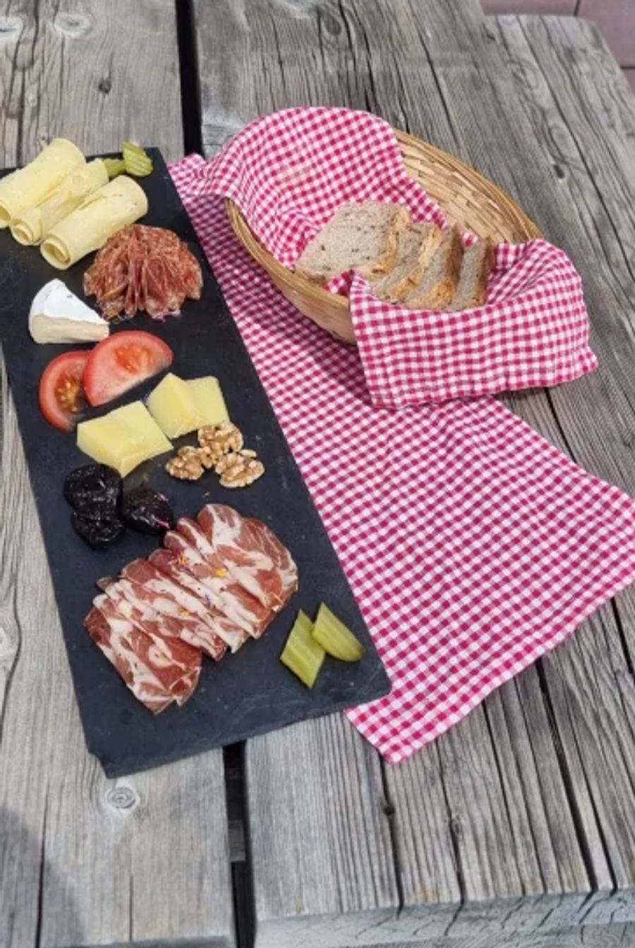 Ohne Helikopter könnten sich die Gäste in den Berghütten weder mit einem Wurstplättli noch mit Älplermagronen stärken.
