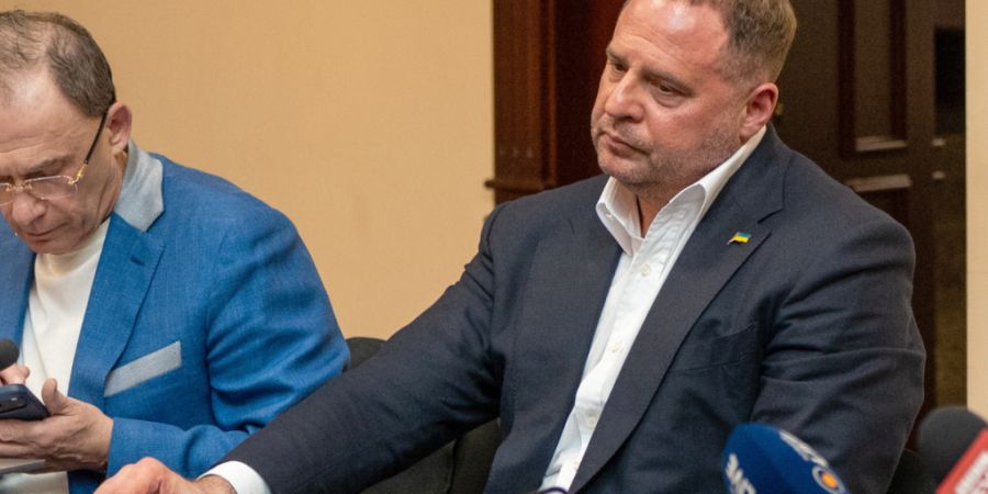 Andrij Jermak (r), früherer ukrainischer Präsidialamtschef, ist in einem Gerichtssaal in Kiew zu sehen. Foto: Dan Bashakov/AP/dpa