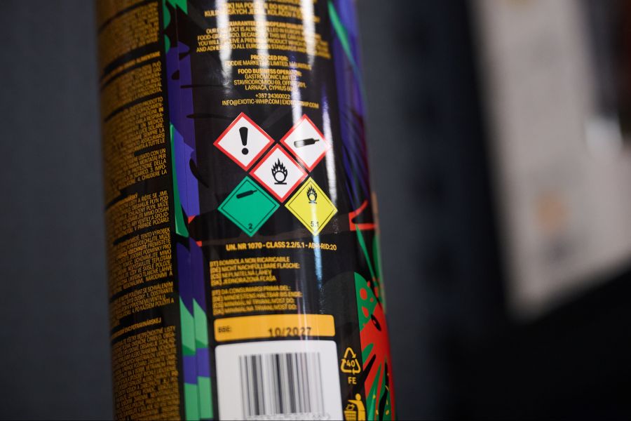 Schweizer Fachstellen warnen derweil von den Risiken, die der Lachgaskonsum mit sich bringt.