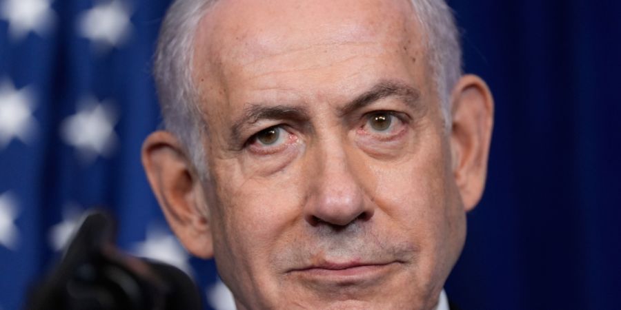 ARCHIV - Israels Ministerpräsident Benjamin Netanjahu hört während einer Pressekonferenz zu. Foto: Alex Brandon/AP/dpa