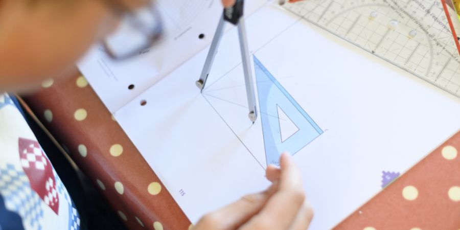 Die Leistungsstufen Sekundarschule A, B und C werden nicht aufgehoben. Der Kantonsrat glaubt nicht, dass dies den Schülerinnen und Schülern etwas bringt. (Symbolbild)