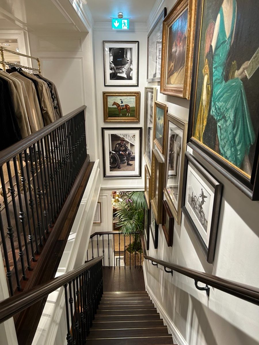 Der Weg zu den Toiletten führt in Zürich durch den Kleiderladen.