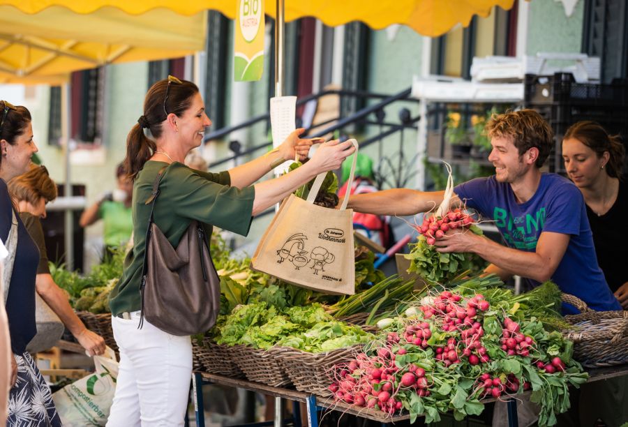 Jeden Freitag entdecken Sie auf dem Wochenmarkt in St. Johann in Tirol Köstlichkeiten und Handwerkskunst.