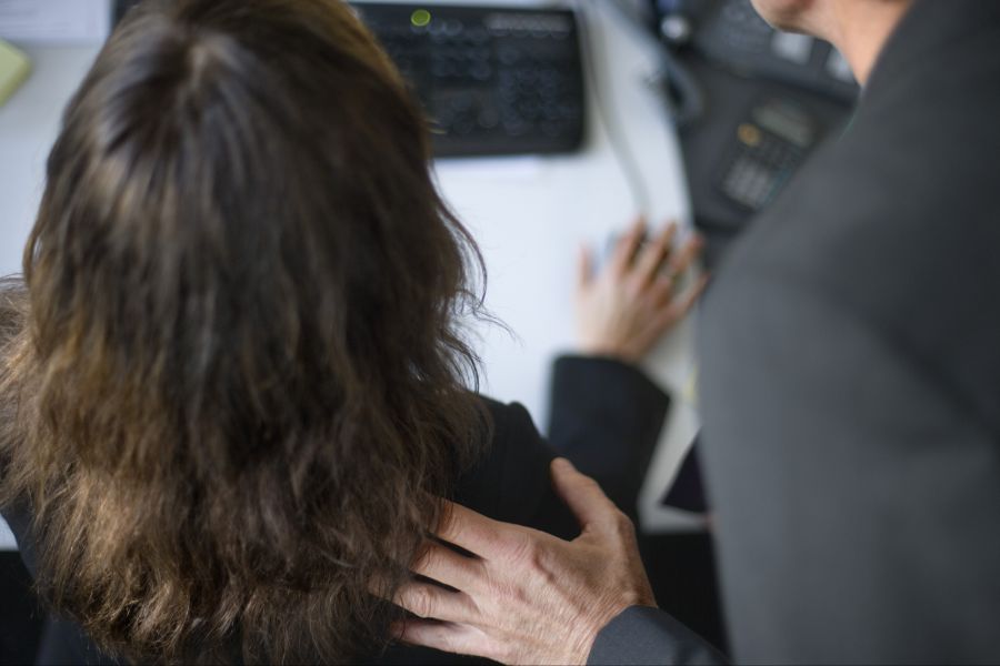 Schliesslich küsst der Mann eine Kandidatin unerwartet und unerwünscht auf den Mund.