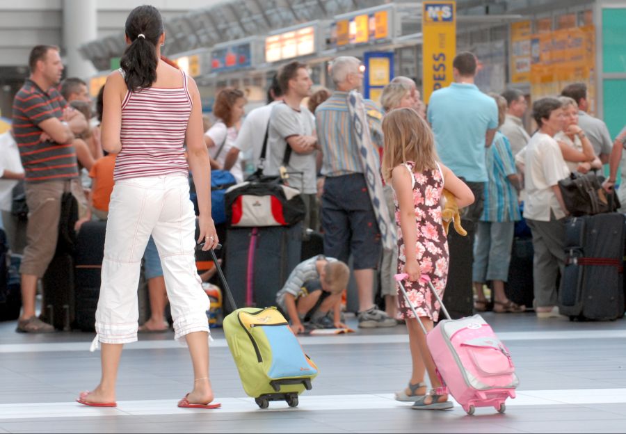 Manchmal fehlen Schülerinnen und Schüler aber auch, weil Eltern verlängerte Ferien machen.