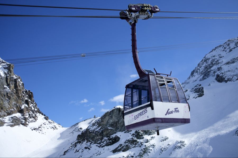 In Saas-Fee kann man auch im April noch Skifahren.