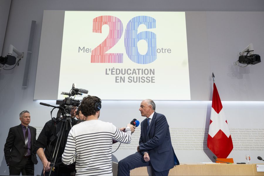 Der neuste Bildungsbericht Schweiz wurde am Montag in Bern Bundespräsident Guy Parmelin und dem Walliser Staatsrat Christophe Darbellay (im Bild) übergeben.