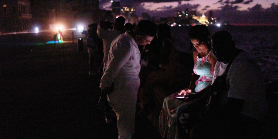 dpatopbilder - Menschen verbringen die Nacht im Dunkeln auf dem Malecon während eines Stromausfalls in Havanna. Foto: Ramon Espinosa/AP/dpa