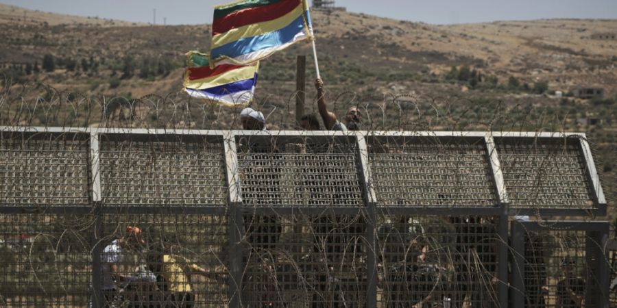 ARCHIV - Syrische Drusen protestieren in der Nähe der israelisch-syrischen Grenze. Foto: Leo Correa/AP/dpa