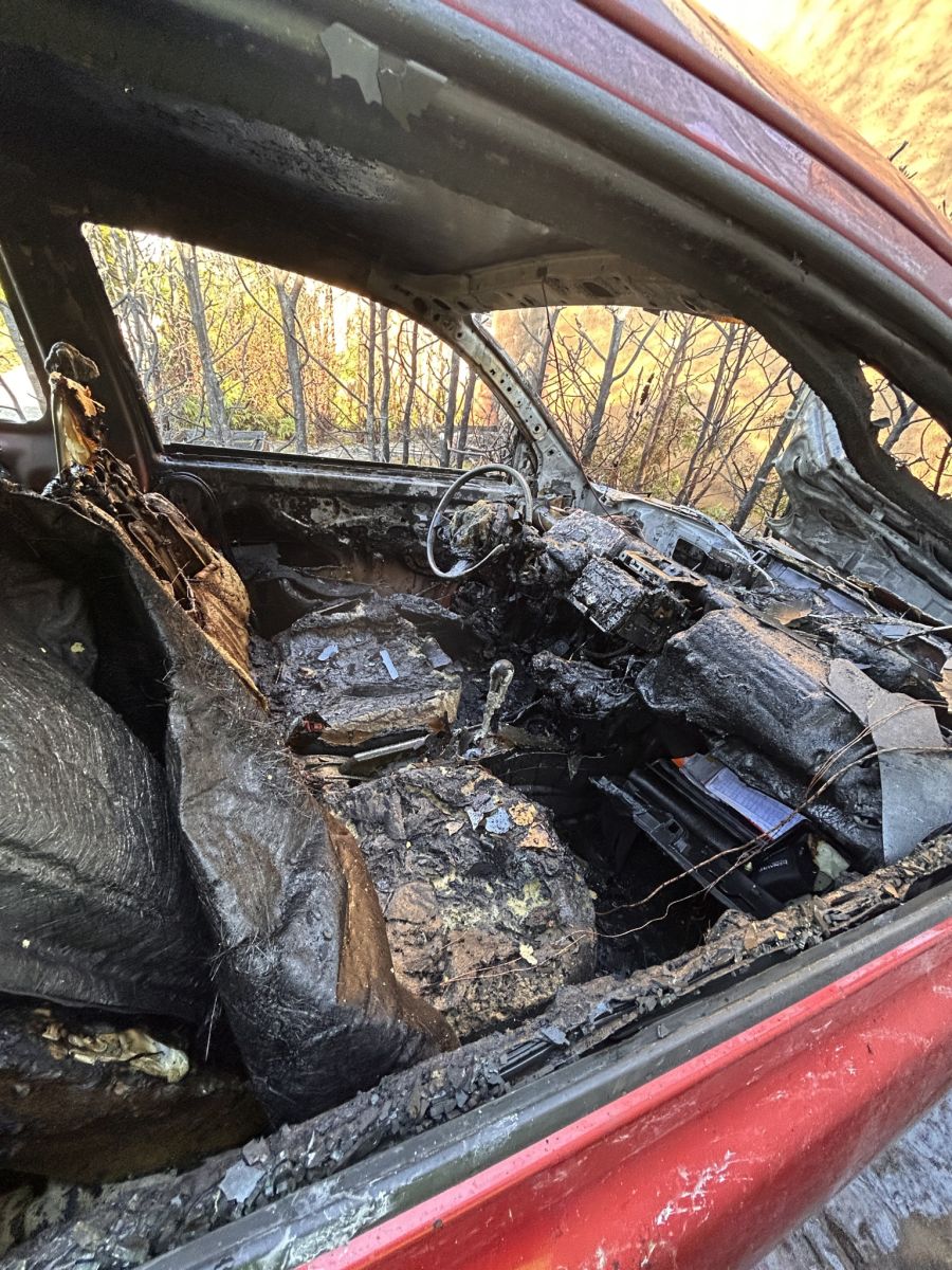 Das Auto brannte vollständig aus.