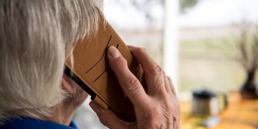 Bei einer Zuger Seniorin haben sich Betrüger per Telefon gemeldet. (Symbolbild)