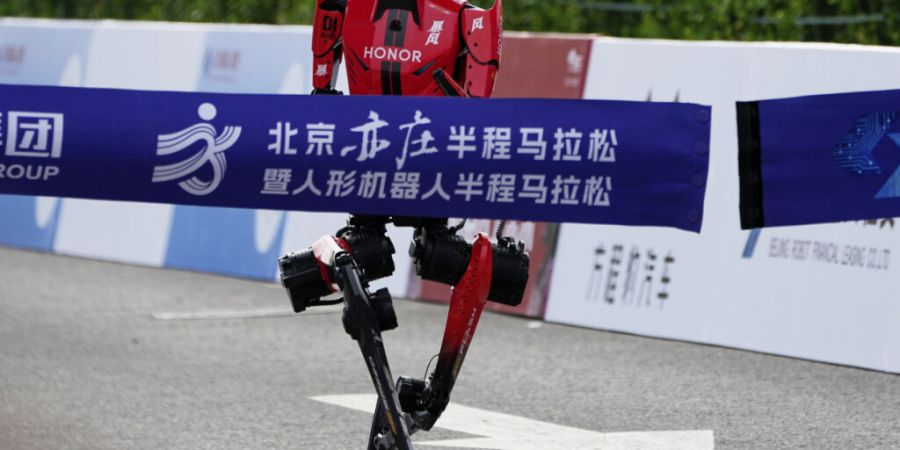 dpatopbilder - Ein Roboter überquert die Ziellinie des Beijing E-Town Half Marathon and Humanoid Robot Half-Marathon, der in den Außenbezirken von Peking stattfindet. Foto: Andy Wong/...