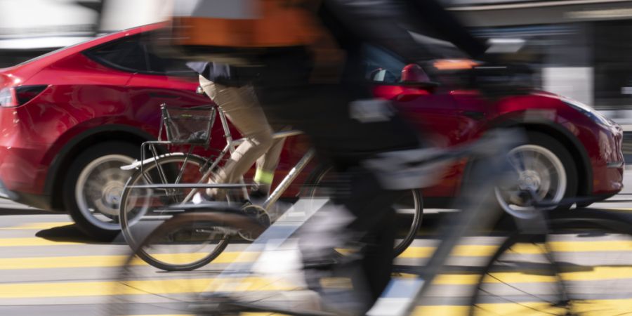 Aus Wut rammte ein Autolenker einen Velofahrer. Dieses Manöver hätte tödlich enden können. (Symbolbild)