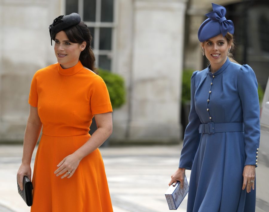 Eugenie (l.) und Beatrice präsentieren sich stets in eleganter Kleidung. Doch wer zahlt sie?