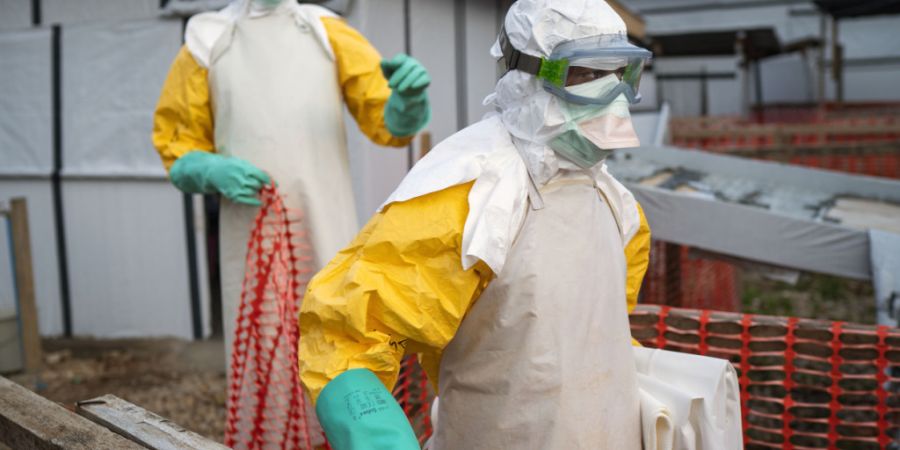 ARCHIV - Helfer kommen in Schutzanzügen zu ihrer Schicht in einem Behandlungszentrum mit Ebola-Erkrankten. In der Demokratischen Republik Kongo ist erneut das Ebola-Virus ausgebrochen....
