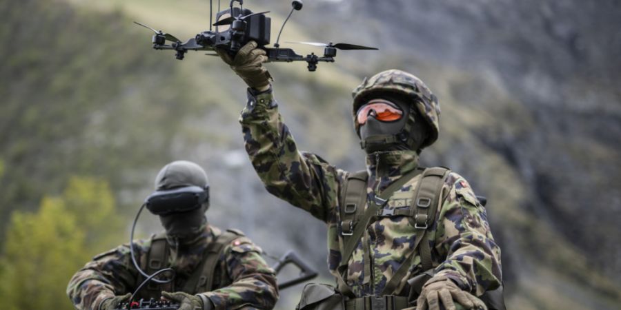 Soldaten posieren mit einer First-Person-View-Angriffsdrohne an einem Medienanlass der Schweizer Armee in Elm GL.