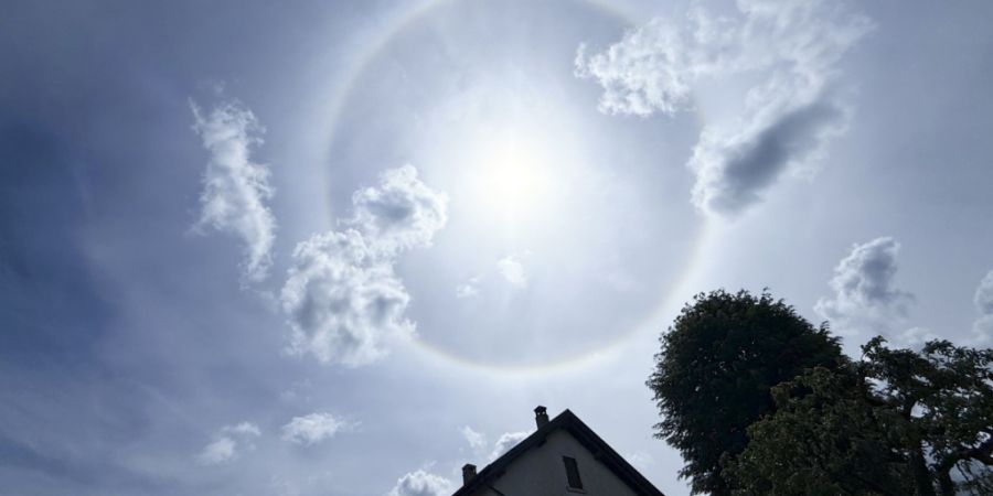Das Wetterphänomen Halo rund um die Sonne war am Sonntag in Pruntrut im Jura zu beobachten.