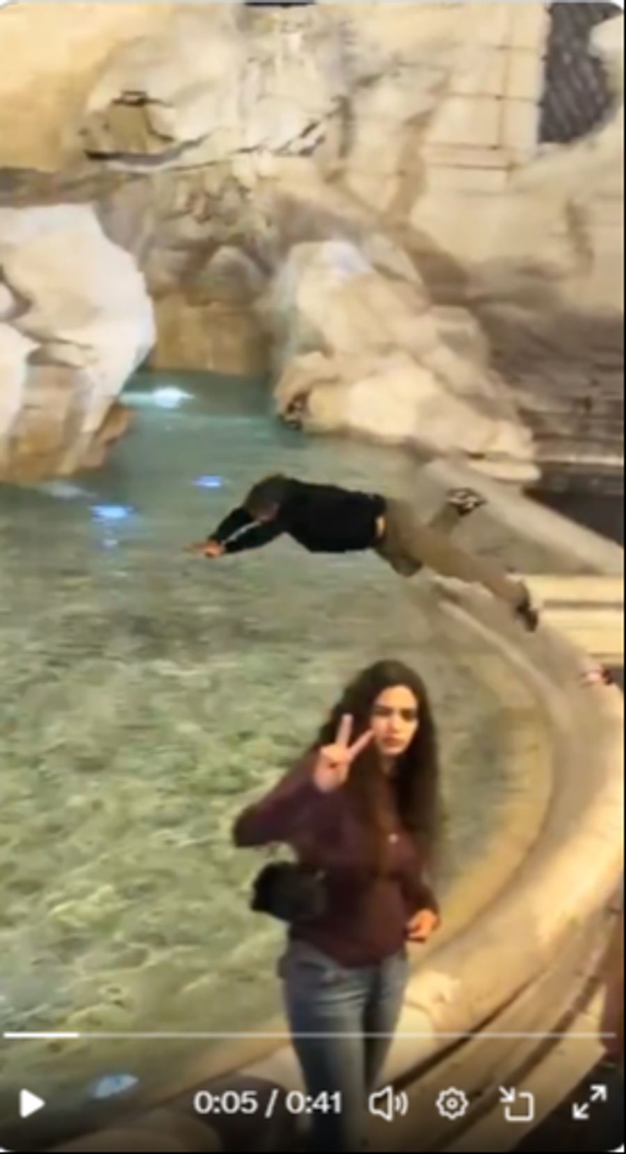 In einem Video ist zu sehen, wie der Tourist kopfüber in den Trevi-Brunnen springt.