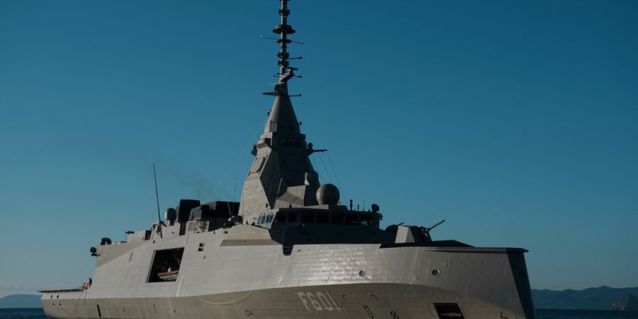 Kimon, die erste von vier modernen, in Frankreich gebauten Fregatten, die Teil von Griechenlands großem militärischen Modernisierungsprogramm sind, segelt bei ihrer Ankunft im Saronis...