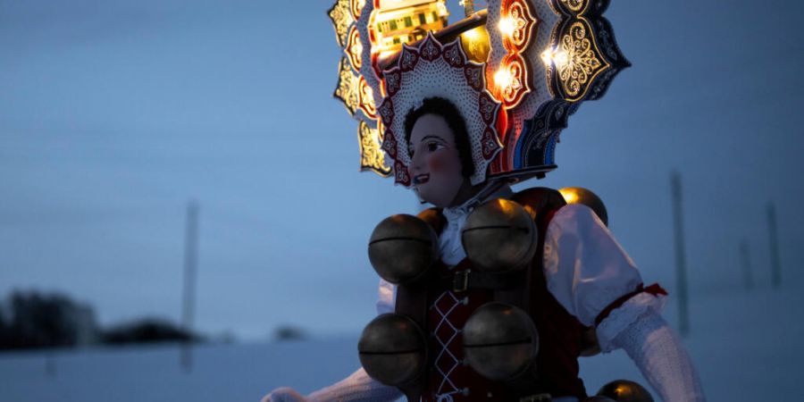 Einer der schönen Chläuse mit einer kunstvollen Haube ist am Dienstagmorgen unterwegs in Hundwil AR.