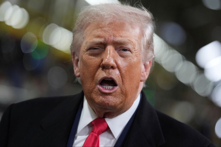 Der US-Präsident ist sichtlich gereizt. Handyvideos zeigen, wie er den Mittelfinger hebt und scheinbar die Worte «fuck you» sagt.