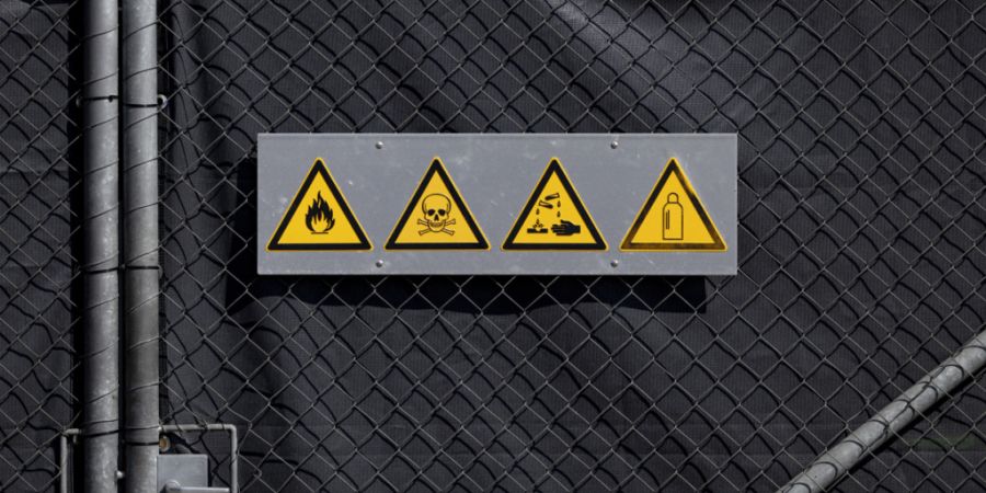 Das Kantonslabor Basel-Stadt hat bei der Überprüfung von 29 Betrieben, die mit Gefahrengütern umgehen, bei deren 17 Mängel festgestellt. (Symbolbild)