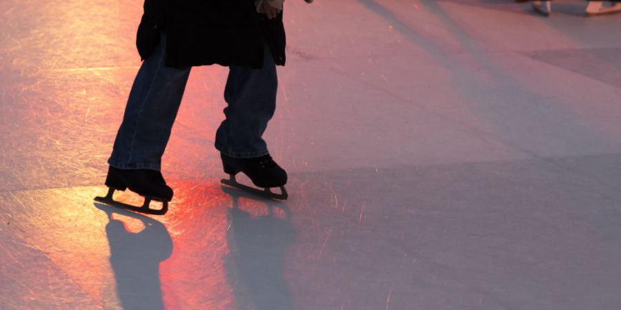 Synthetisches Eis ist günstiger und umweltfreundlicher als Kunsteis. Dennoch wollten mehrere Parteien im Stadtzürcher Parlament darauf verzichten. (Symbolbild)