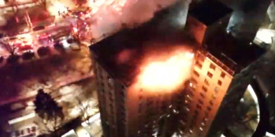 HANDOUT - Mitglieder der New Yorker Feuerwehr (FDNY) sind bei einem Feuer in den oberen beiden Stockwerken eines Hochhauses in der Bronx im Einsatz. Foto: Uncredited/New York City Fire ...