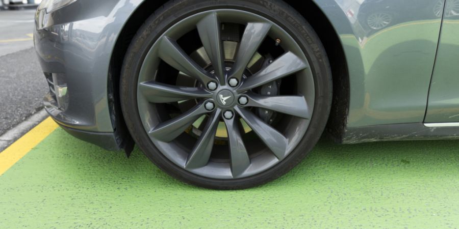 Mit dem Model S begann einst der Aufstieg von Tesla. Jetzt soll die Modellreihe zusammen mit der Weiterentwicklung Model X der Roboter-Zukunft weichen. (Archivbild)