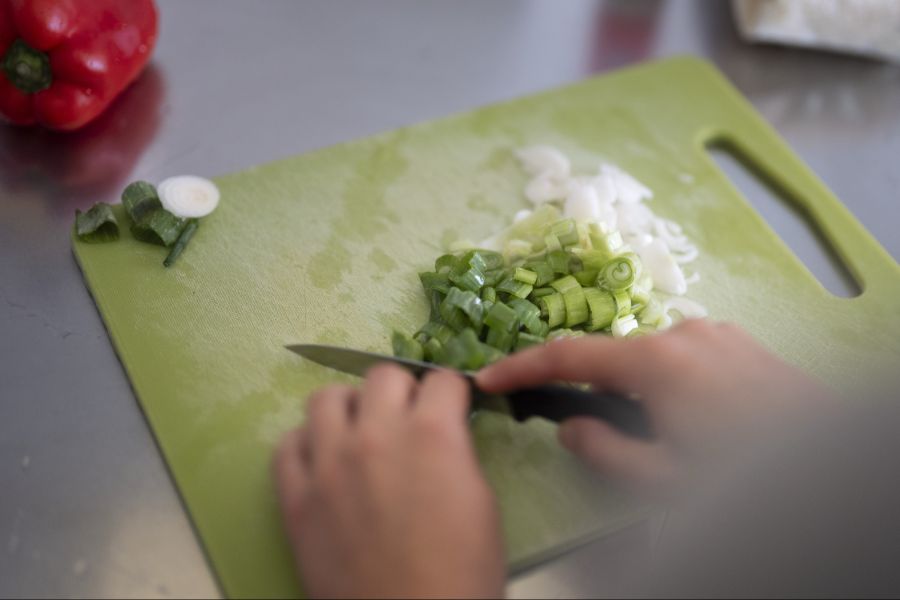 Nau.ch-Leserin Anna R.* verletzt sich beim Kochen an einer Konservendose. (Symbolbild)