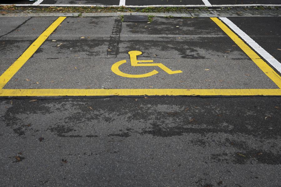 Besonders schockierend: Das Tor wurde direkt über einem Behindertenparkplatz gefunden. Die Nazis ermordeten systematisch Menschen mit Handicap in ihren KZ.