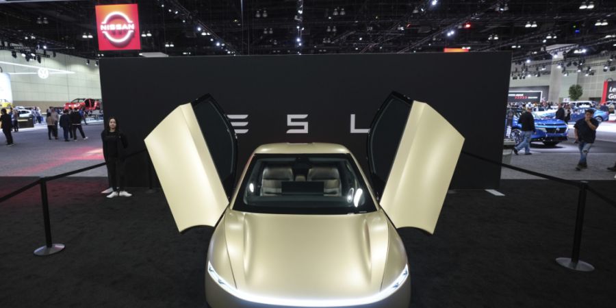 Das Tesla Cybercab - hier ein Showmodel aus dem Jahr 2024 - soll laut Elon Musk nun in Produktion sein. (Archivbild)